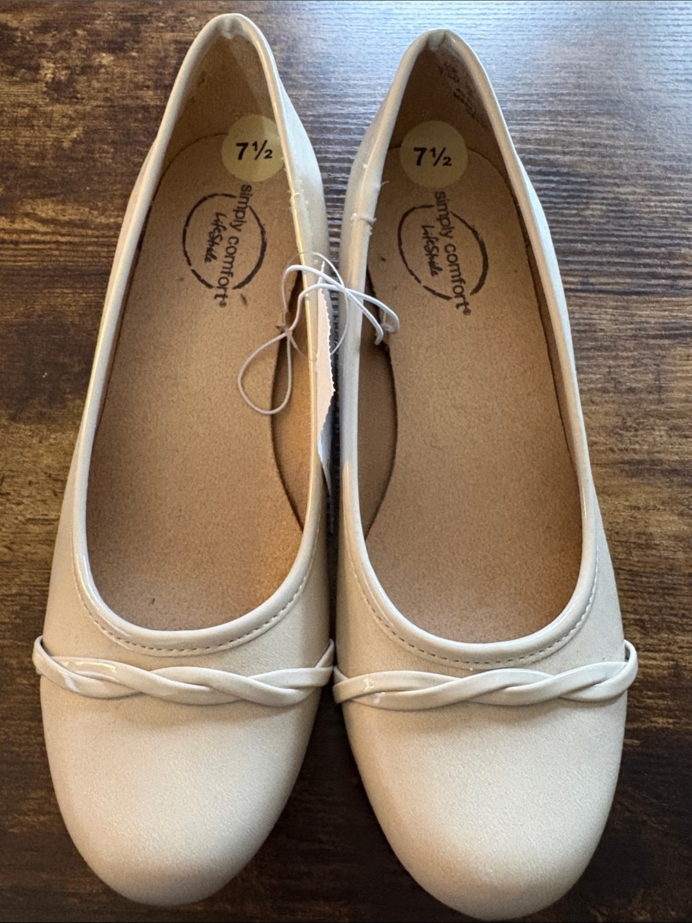 NWT Life Stride Women’s Cream Flats - Size 7½